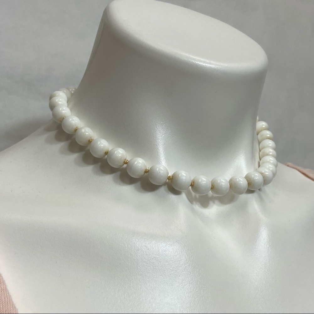 VINTAGE RETRO SIGNED LES BERNARD WHITE MILK GLASS CHOKER NECKLACE